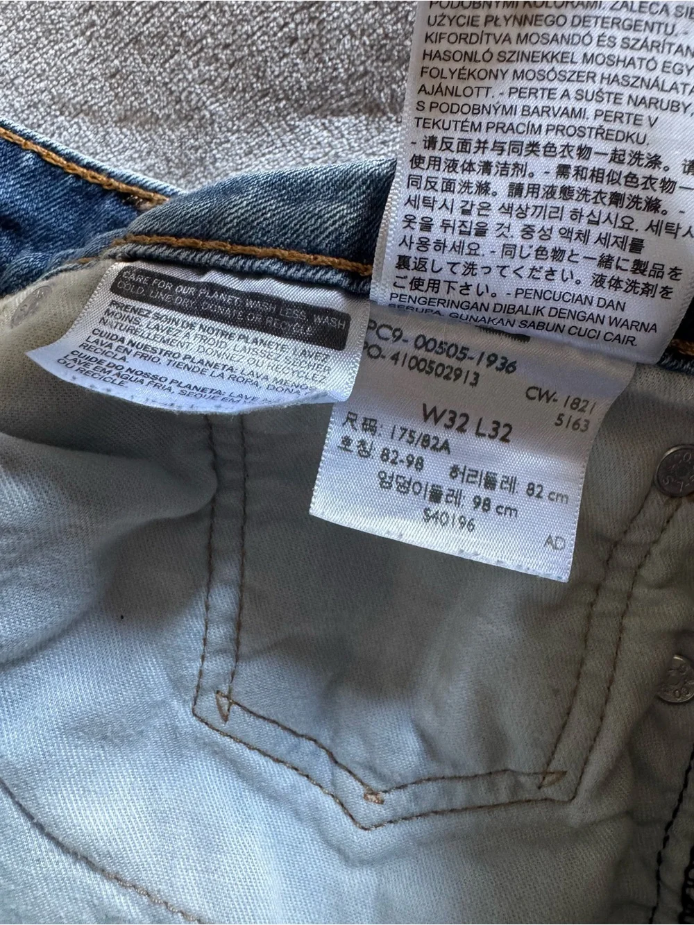 Levi's Men's Medium Blue Relaxed Jeans with Signature Patch